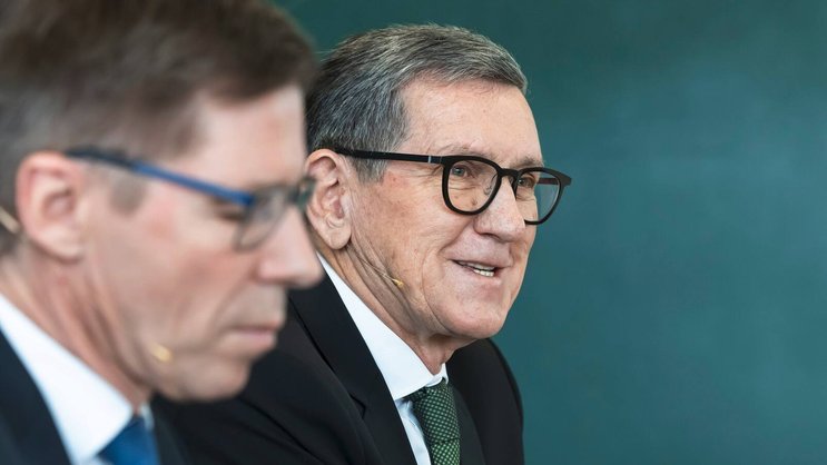 Joël Mesot (l.) und DSS-Geschäftsführer Reinhold Geilsdörfer bei der Bekanntgabe der Donation.