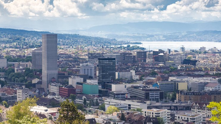 Blick auf die Stadt Zürich: Hohe Standortattraktivität und Zuzug internationaler Fachkräfte treiben die Wohnungspreise.