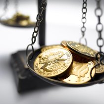 Abwägen in stürmischen Zeiten: Trotz hoher Volatilität bleibt Gold bei Anlegern hoch im Kurs.