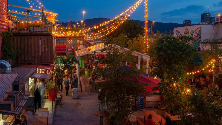 Zürich: Die grösste Stadt der Schweiz hat alles zu bieten – Jobs, Wohnraum, gute Hochschulen, Läden, Bars sowie ein breites Kultur- und Freizeitangebot.