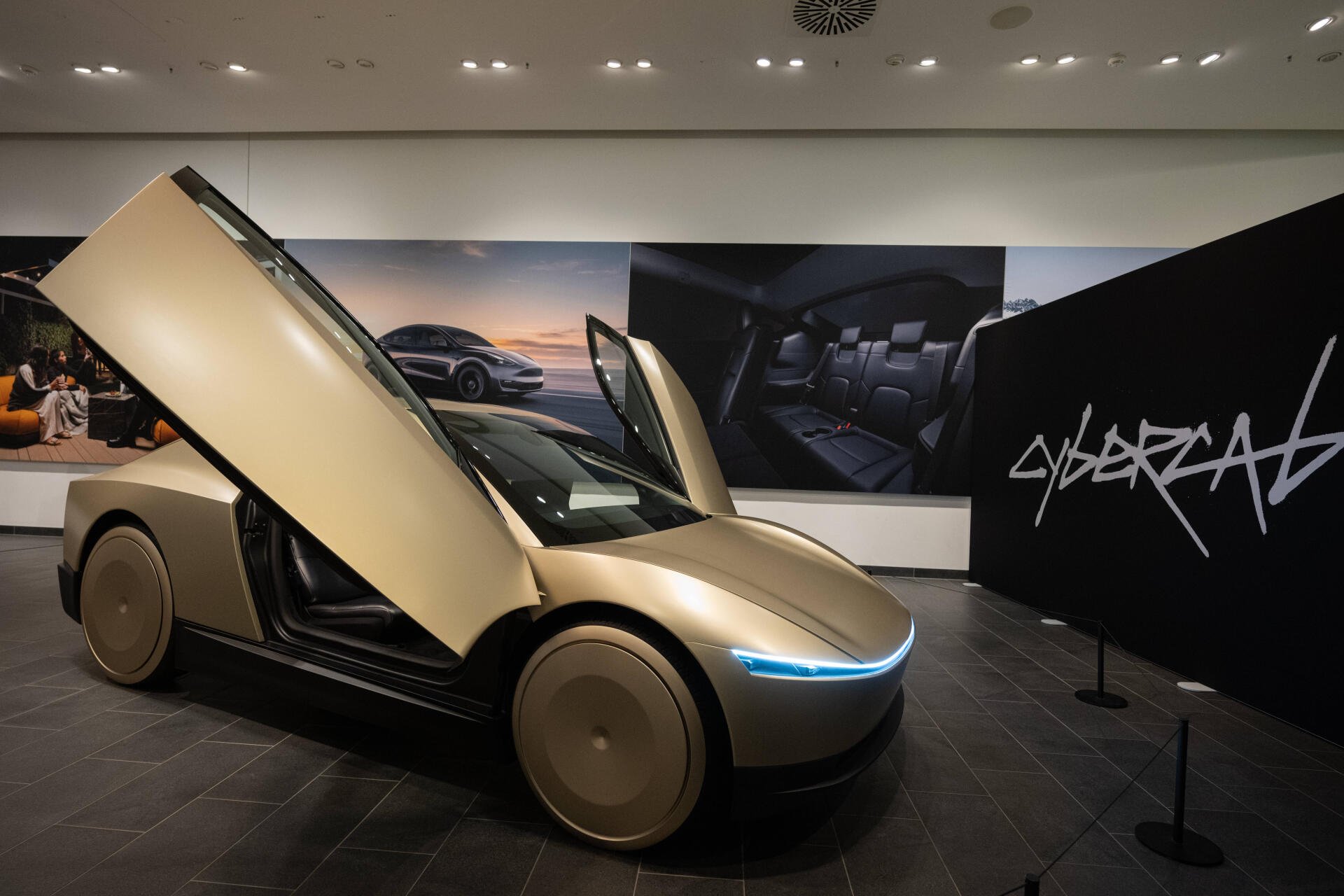 21.11.2024, US-Elektroauto-Hersteller TESLA stellt sein Autonomes Robotaxi CYBERCAB in Berlin vor. Tesla zeigt erstmals