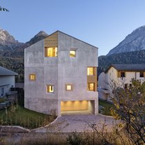 Das Haus der Familie Schoch steht direkt an der Talstation der Bergbahn Scuol  und wurde von A bis Z von Fanzun geplant und gebaut.