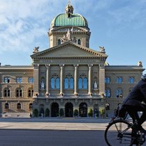 Bern bietet mehr: Bundespersonal verdient gleich gut wie Banker.  Keystone