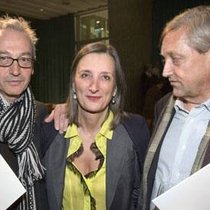 Die Schweizer Künstler Peter Fischli (l.) und David Weiss, posieren mit Bice Curiger im Kunsthaus Zürich. (Bild: Keystone)