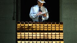 Gold wird aus dem Boden geholt, in glänzende Barren gegossen und wieder weggesperrt, nicht selten in Tresoren, die in Berg­stollen verborgen sind. Auf den ersten Blick keine allzu innovative Inves­tition. Doch besonders Notenbanken zieht das Edelmetall so stark an wie seit Langem nicht mehr.