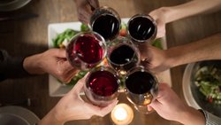 Weine mit Geschichte als Gastgeschenk zur diesjährigen Festtagsfeier.