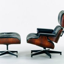 Der Eames Lounge Chair ist klassisch aus Leder und gestreiftem Palisanderholz – modernere Varianten sind aus hellem Holz und mit Stoffbezug bekleidet.