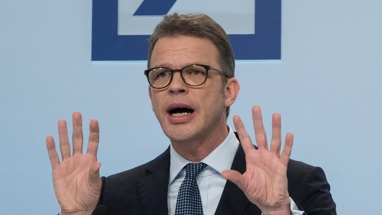 Deutsche-Bank-Chef Christian Sewing: Sein Institut spannt nicht mit der Commerzbank zusammen.