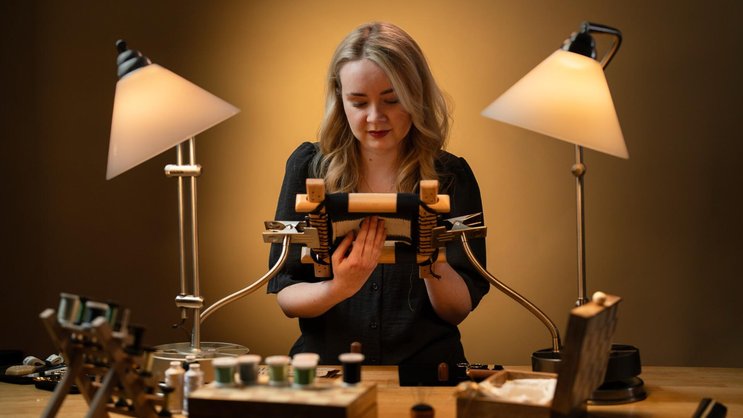 Laura Baverstock verarbeitet für «Tigerbroidery» Drähte aus 9-karätigem Gelb- und Weissgold.