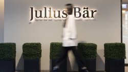 Die Privatbank Julius Bär hat in den ersten neun Monaten 2025 weitere Neugelder von Kunden angezogen. Auf der anderen Seite musste die Bank aber auch weitere Abschreibungen im Kreditbuch vornehmen.(Archivbild)