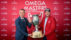 Raynald Aeschlimann (l.) mit Thriston Lawrence aus Südafrika, der im August am Omega European Masters 2025 im Crans-sur-Sierre Golf Club siegte.