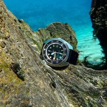 Die Schweizer Uhrenmarke Certina brachte mit der DS Super PH1000m eine bis 1000 Meter wasserdichte Uhr aus den 1970ern zurück und schafft es sogar, im dreistelligen Preisbereich zu bleiben.