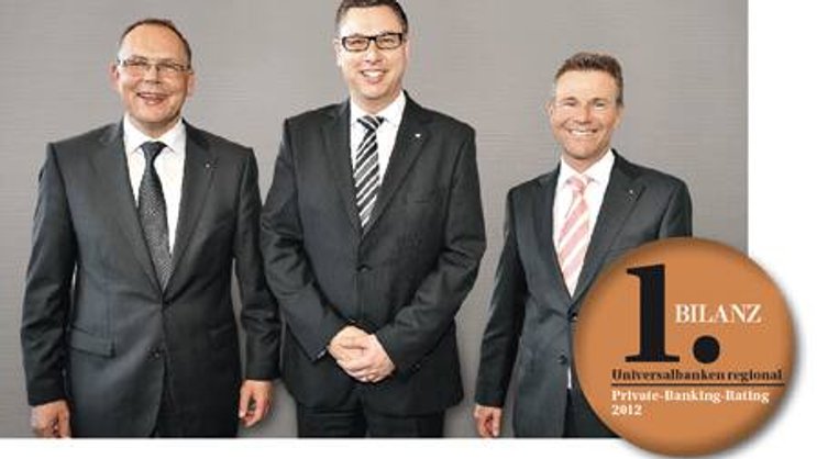 Sandro Meichtry, Leiter Private Banking, Kundenberater Harald Knaus, Peter Bühlmann, Präsident der Geschäftsleitung (CEO).