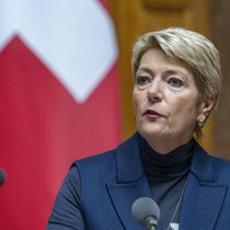 Karin Keller-Sutter wurde mit Hilfe des KI-Bots Grok sexistisch beleidigt – nun erstattet sie Anzeige.