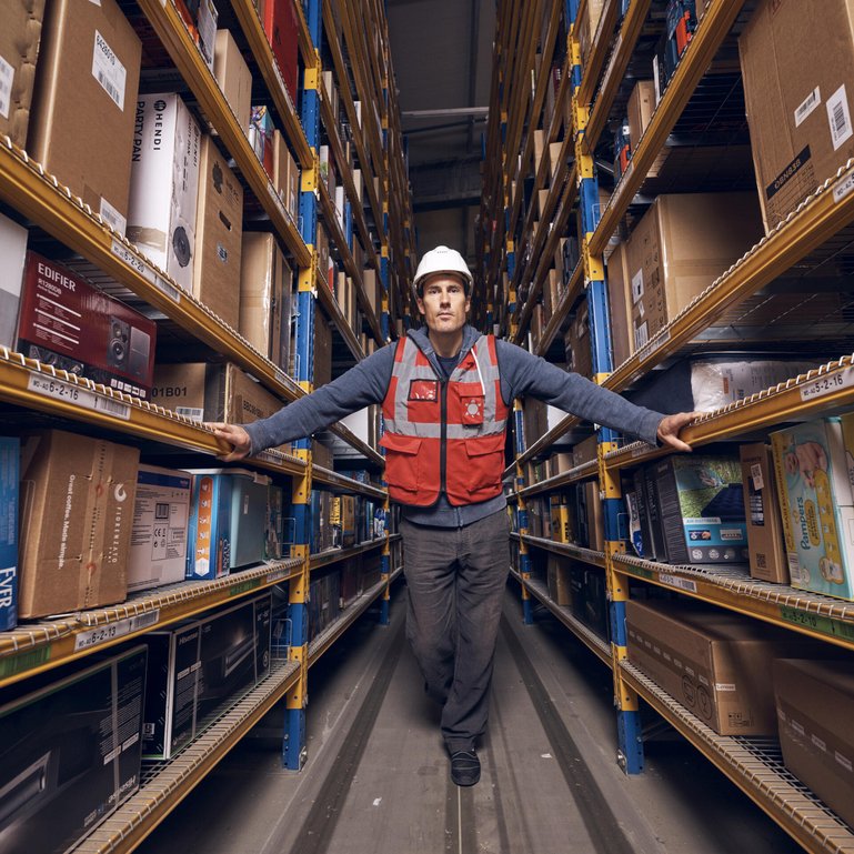Herren (hier im Picktower, wo Produkte von Hand geholt werden) hinterfragt übermässigen Konsum. Eine neue Funktion zeigt die Ausgaben im Shop über die letzten Jahre. Es sei okay, wenn Kunden deshalb nichts kauften.