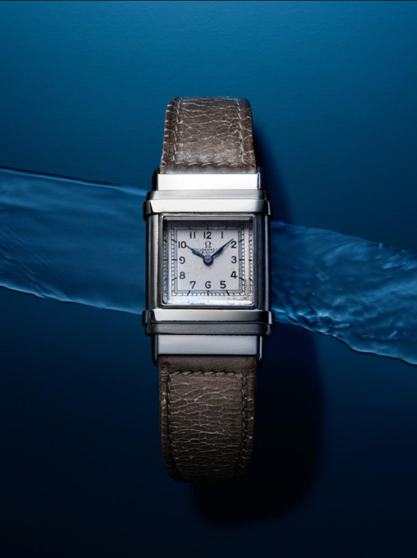Die Omega Marine wurde von 1932 bis 1940 produziert und besass bereits ein Saphirglas. Das Aussengehäuse liess sich zum Stellen und Aufziehen der Uhr abziehen.