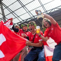 Bier und Fussball gehören für viele zusammen. Doch für den Absatz wichtiger als die WM sind warme Abende im Frühling und Sommer.