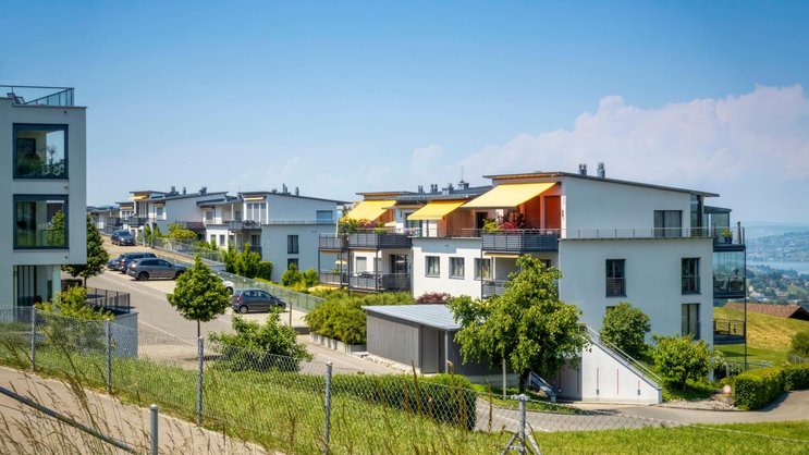 Wohnquartier in Schindellegi SZ: Das Vererben von Immobilien mag auf den ersten Blick rechtlich strukturierter wirken, birgt in der Praxis jedoch Zündstoff für familiäre Konflikte.