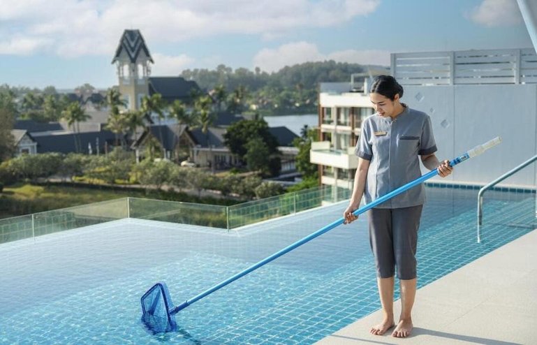 Pool Service bei einer Eigentumswohnung in der Überbauung von Banyan Group Residences in Phuket, Thailand.