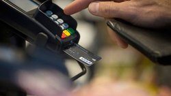 Kontaktloses Zahlen mit Visa: Betrugsbekämpfung geht ins Geld.   Bloomberg