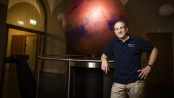 Richard Kornfeld vor dem Omniglobe an der ETH Zürich, der die Oberfläche des Mars zeigt.