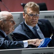 Sepp Blatter und Jérôme Valcke: Gegen die Nummer Zwei der Fifa wird ermittelt.   Keystone