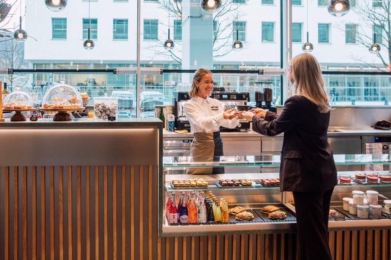 italienische Kaffeebar mit cremigen Cappuccino und frische Focaccia (c) David Biedert Photography.jpg