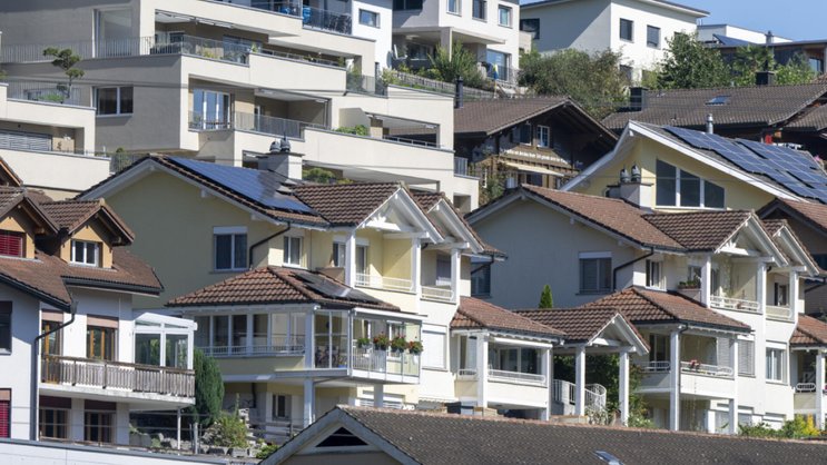 Wohnhäuser in Luzern: In der Schweiz bewegen sich die Hypothekarzinsen seit dem vergangenen Sommer auf tiefem Niveau seitwärts.