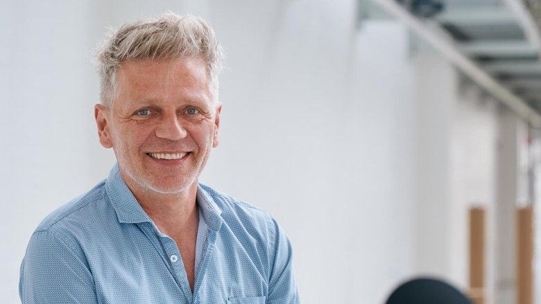 Kresten Bjørn Krab-Bjerre (61) giesst als Creative Director bei B&O die präzise Klangtechnik des Hi-Fi-Herstellers in das markante minimalistische Design.