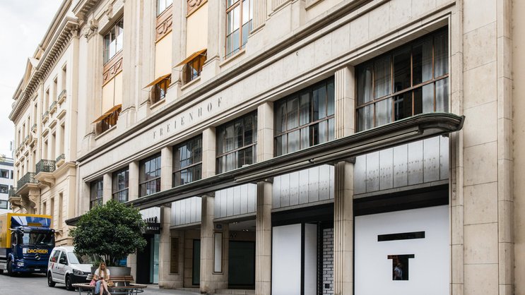 Links Bally, rechts Louis Vuitton: Die beiden Luxusmarken haben sich an der Basler Freien Strasse eine Adresse geteilt.
