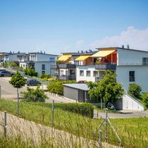 Wohnquartier in Schindellegi SZ - Wer ein Haus im Wert von acht Millionen erbt, muss plötzlich 150'000 Franken bar auf den Tisch legen. Steuerexpertinnen warnen vor dem Plan, der Hausbesitzer in die Enge treibt