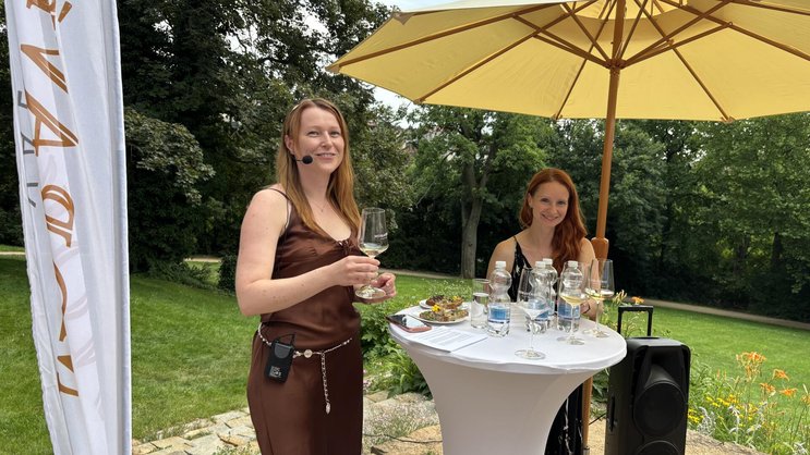 Dagmar Kopečková präsentiert ihre Moravino-Weine auf der Terrasse der Villa Tugendhat in Brünn.