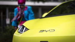 Das Interesse von Schweizer Autofahrern an Elektroautos steigt wegen des Iran-Krieges stark an.