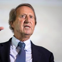 Daniel Borel, Logitech-Gründer und -Ehrenpräsident, stellt sich gegen Präsidentin Wendy Becker.