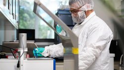 Blick in die Forschung bei Novartis. Die Konzerne sorgen sich um die Preise, damit sie genug Geld für weitere Innovationen haben.