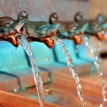 Wie die historischen Wasserspeier an diesem Brunnen schütten die Unternehmen grosszügig Dividende aus.