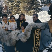 Die Familie des letzten Schahs, Mohammad Reza Pahlavi, im Jahr 1975: Er verbrachte die Winter mit ihr in St. Moritz.