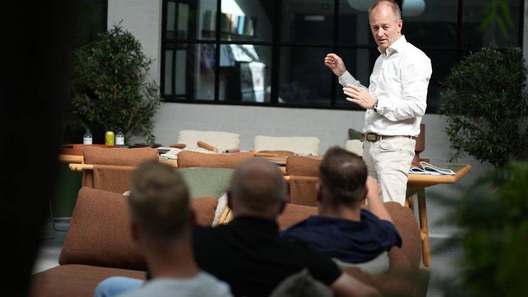 Brian Djernes ist Eigentümer und CEO von Cane-line, Ursprünglich lag der Fokus auf Outdoor-Möbeln, inzwischen produziert das Unternehmen auch Sitzmöbel für den Innenbereich und richtet ganze Büros, Kreuzfahrtschiffe, Restaurants und Hotels ein.