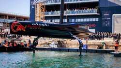 Nach grosser Inszenierung bei der Präsentation und nach der Taufe auf «BoatOne» wird das Rennboot des Schweizer Teams Alinghi Red Bull Racing im April in Barcelona ins Wasser gelassen.