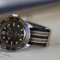Die 2019 vorgestellte Seamaster Diver 300M «No Time To Die» aus Titan brachte eine Rückkehr der Keramik- zur Aluminium-Einlage für den einseitig rastenden Drehring, ein stark gewölbtes Saphirglas und militärische Ordonnanzzeichen. Sie wurde umgehend zum Bestseller – und zur Blaupause für aktuell vier weitere Modelle ähnlicher Bauart.