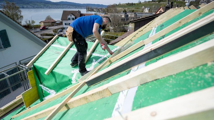 Reparaturen am Dach: Ein Haus hat klassische Schwachstellen, die ein Eigenheimbesitzer unbedingt im Auge behalten muss.