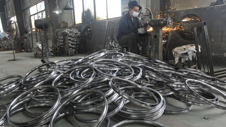 Stahlfabrik im chinesischen Hangzhou: Viele Unternehmen exportieren weniger in die USA wegen der höheren Zölle.