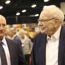 Warren Buffett (r.) wurde an der Aktionärsversammlung im Mai darauf angesprochen, was seinen Nachfolger Greg Abel speziell mache – er wirke «so … normal».