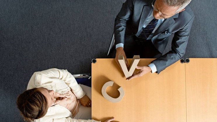 Outplacement-Berater André Schläppi nimmt Redaktorin Karin Kofler und deren CV unter die Lupe.
