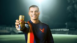 Prost! Xhaka ist u.a. Werbegesicht für den Energydrink Golden Eagle.