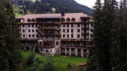 Das seit fast 50 Jahren verlassene Geisterhotel Tenigerbad im Val Sumvitg GR.