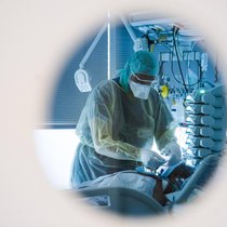 Operation: Corona-bedingt durften Spitäler nicht alle Eingriffe durchführen – sie wollen nun entsprechende Entschädigung.