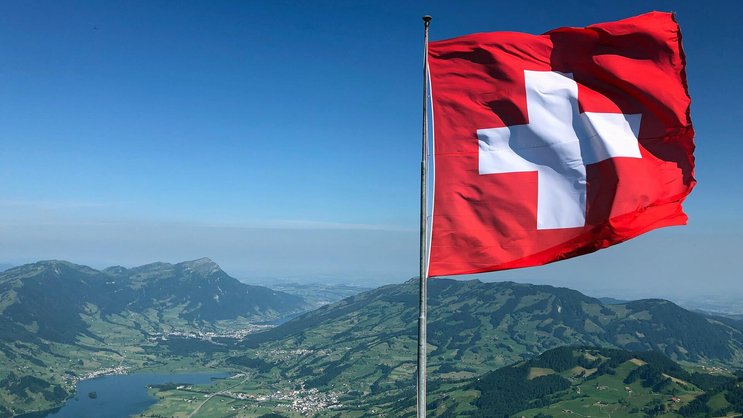 Schweizer Flagge weht auf dem Grossen Mythen.