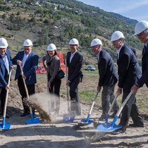 Lonza und Sanofi: Spatenstich in Visp für die neue Biopharmazeutika-Fabrik.Keystone