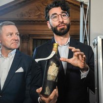 Yquem-Önologe Toni El Khawand (rechts im Bild) präsentiert eine der sorgfältig restaurieren Flaschen.